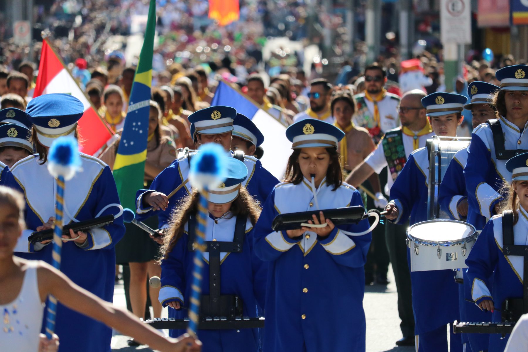 Com multidão na avenida, Desfile Cívico e corte da Cuca Gigante marcam os 159 anos do aniversário de Brusque