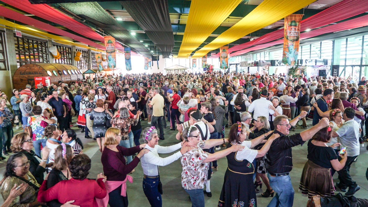 Fenarreco da Feliz Idade leva centenas de idosos à festa mais gostosa do Brasil