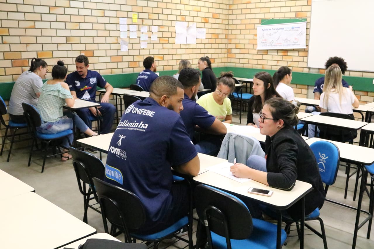 Atletas do Brusque Basquete/FME participam de ação com alunos do curso de psicologia da Unifebe