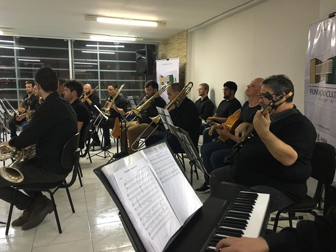 Big Band Brusque realiza ensaio aberto gratuito na EEB Ivo Silveira