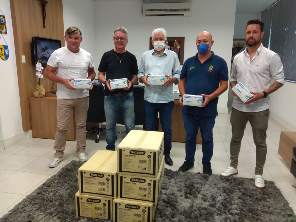 Prefeitura de Brusque recebe doação de luvas do Brusque FC