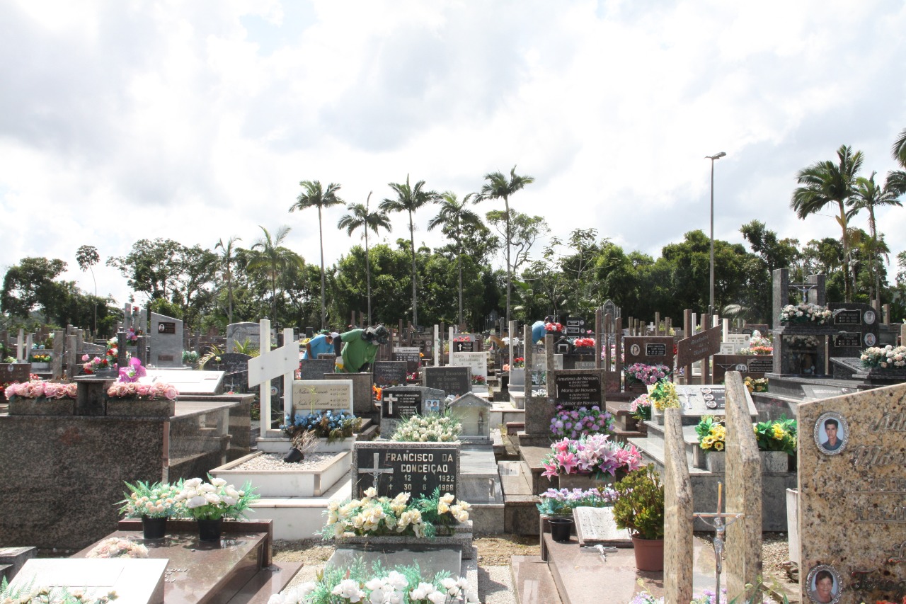 Prefeitura de Brusque realiza limpeza do cemitério