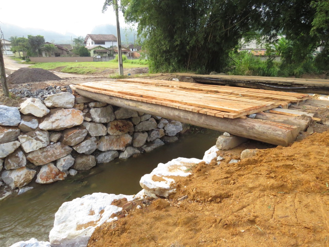 Secretaria de Obras realiza manutenção em pontes de madeira