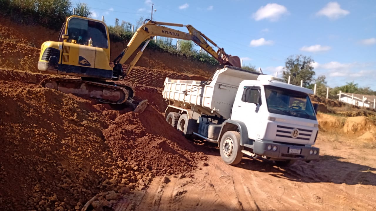 Confira as atividades da equipe de patrola e limpeza de valas da Secretaria de Obras