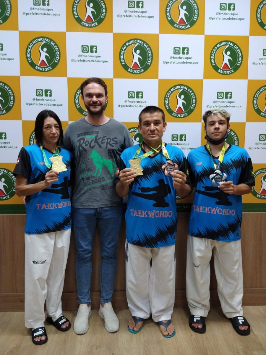 Atletas brusquenses faturam ouro em competição nacional de taekwondo