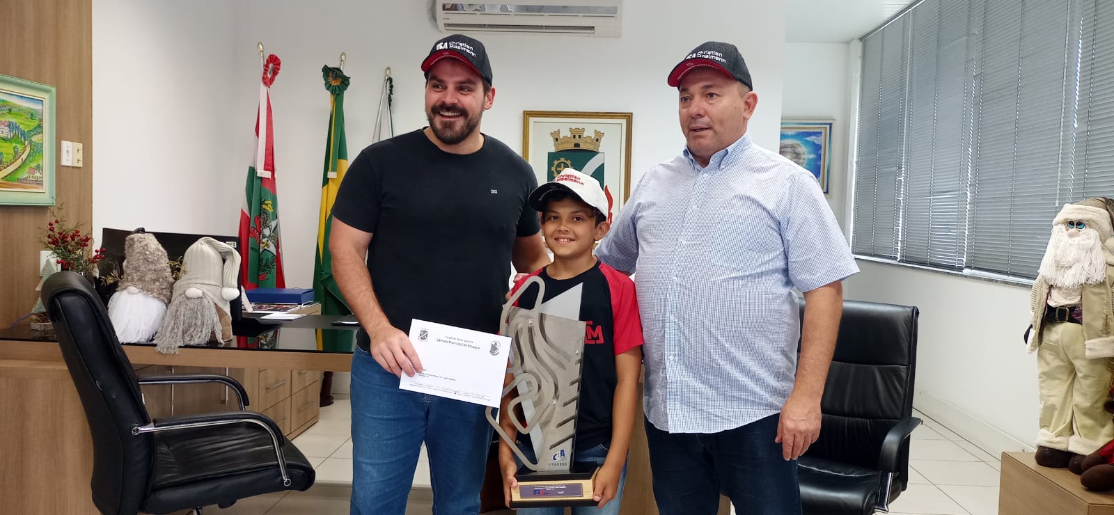 Prefeito Ari Vequi recebe campeão brasileiro de Kart
