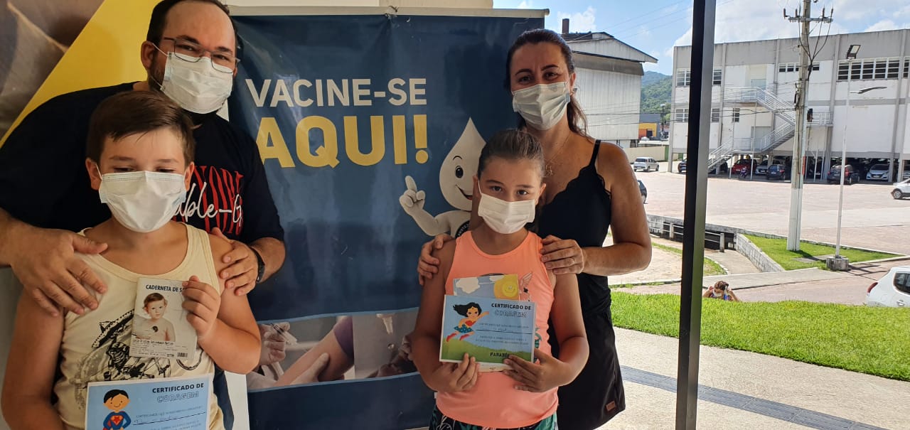 Família do bairro Guarani comparece em peso para receber a vacina contra a Covid-19