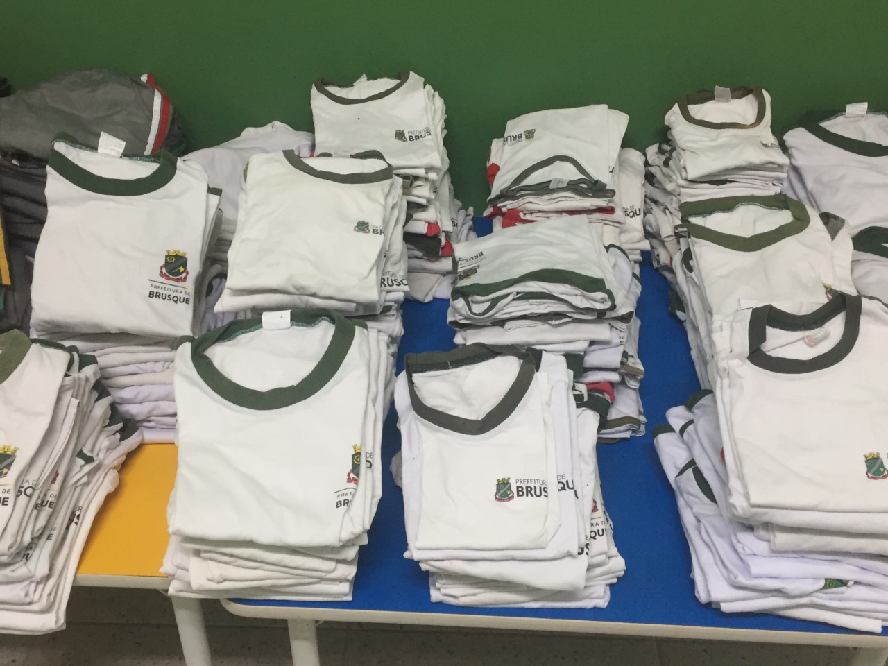 CEI Tia Trude promove o reaproveitamento de uniformes escolares