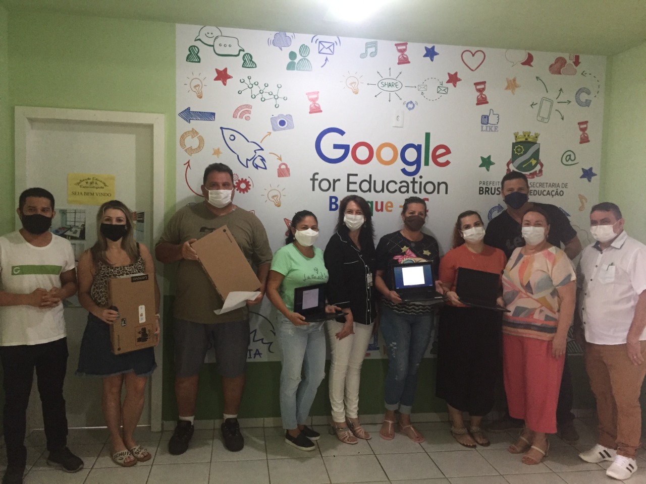 Educação entrega de Chromebooks a professores do Ensino Fundamental