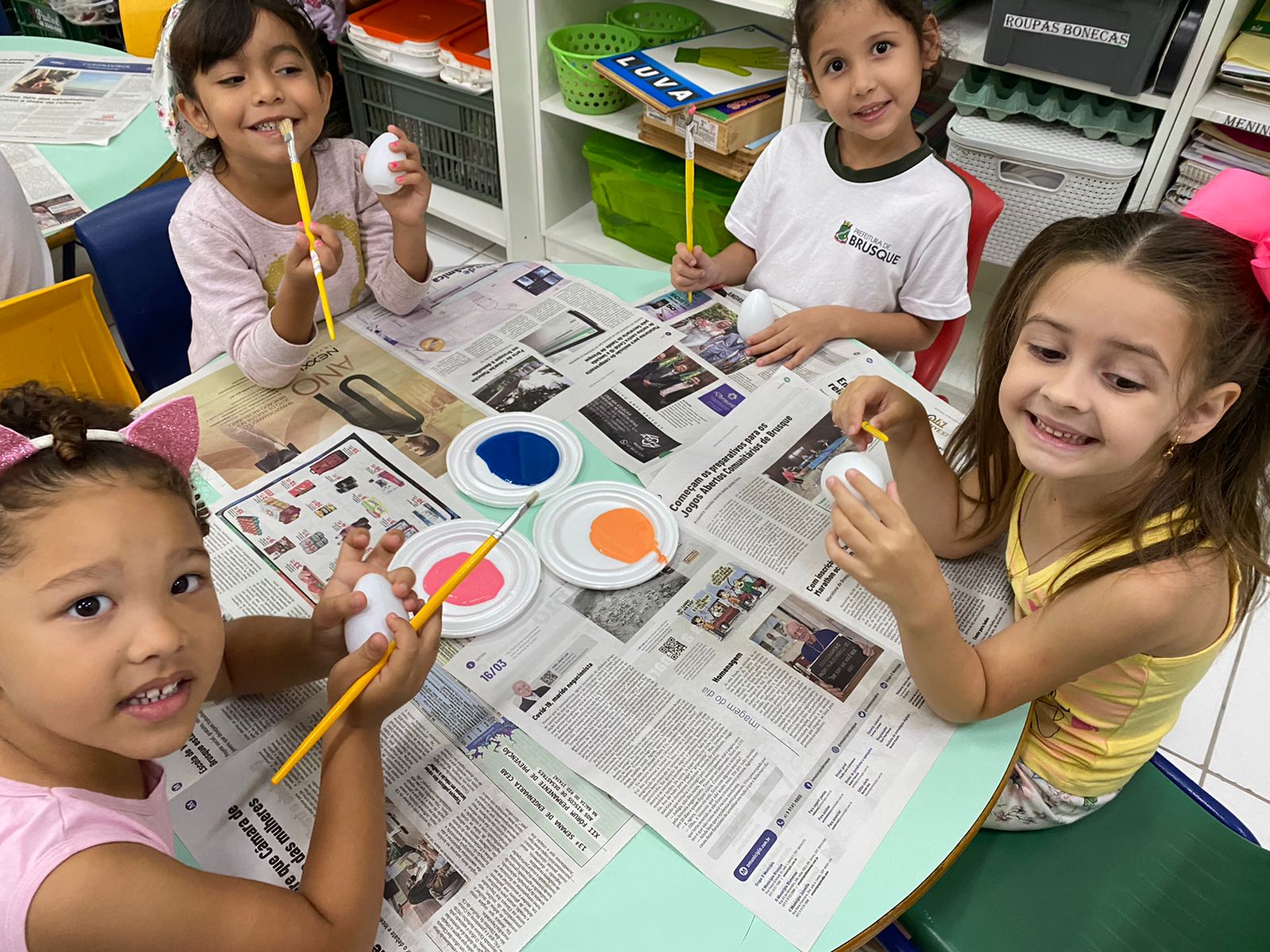 Crianças da Educação Infantil decoram casquinhas para Osterbaum