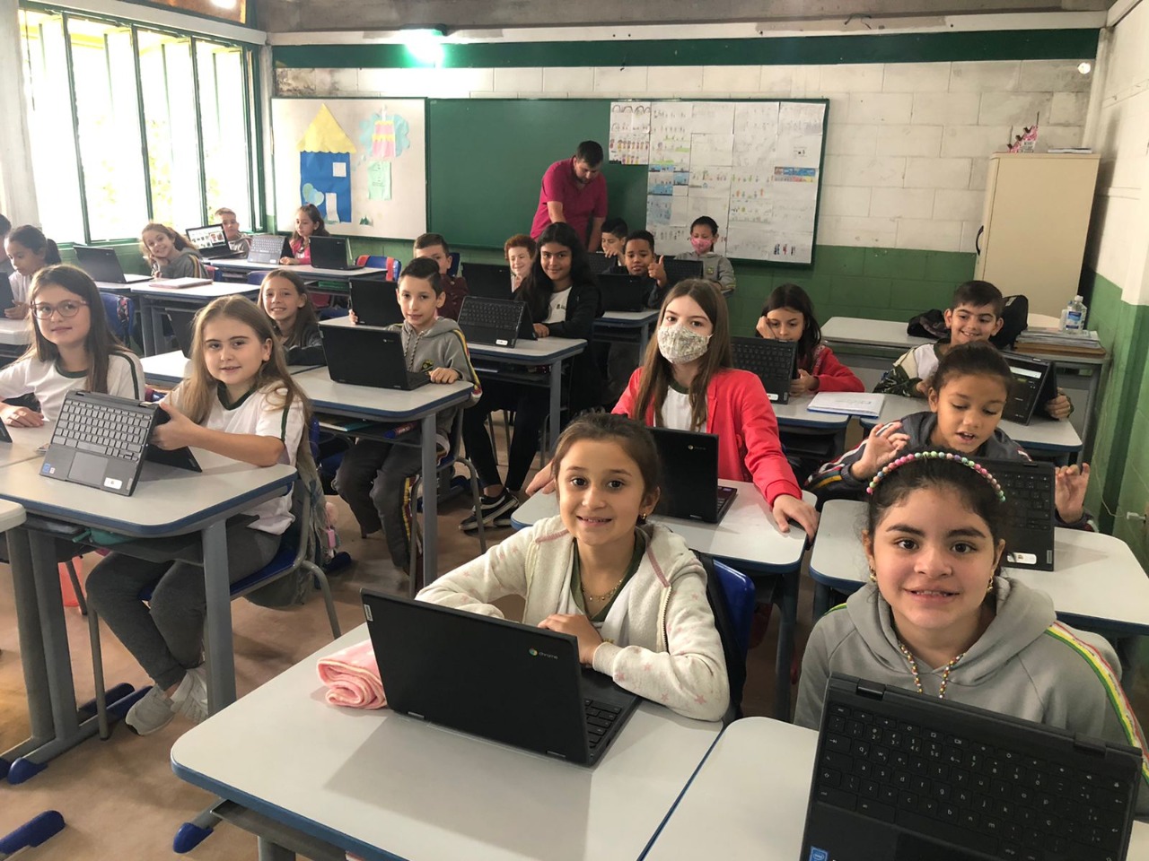 Estudantes de Brusque começam a utilizar Chromebooks em sala de aula