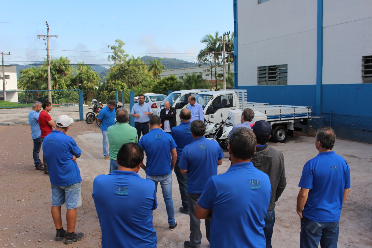 Samae Brusque entrega camionetas e motos para a Área Técnica