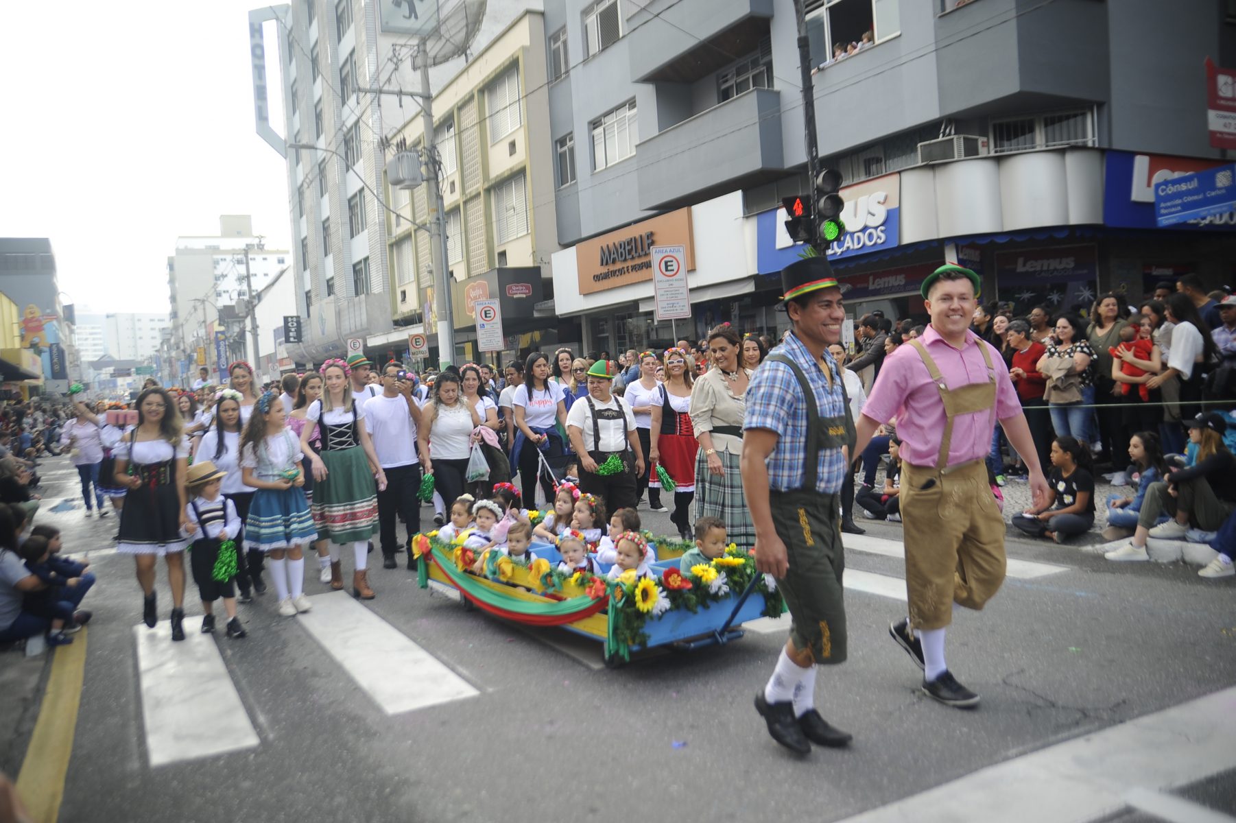 Desfile cívico reúne milhares de pessoas na avenida Cônsul Carlos Renaux
