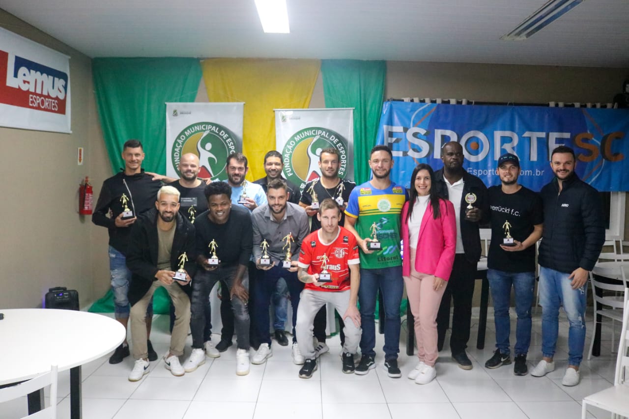 Destaques do Campeonato Municipal de Futebol recebem homenagem em noite de premiação