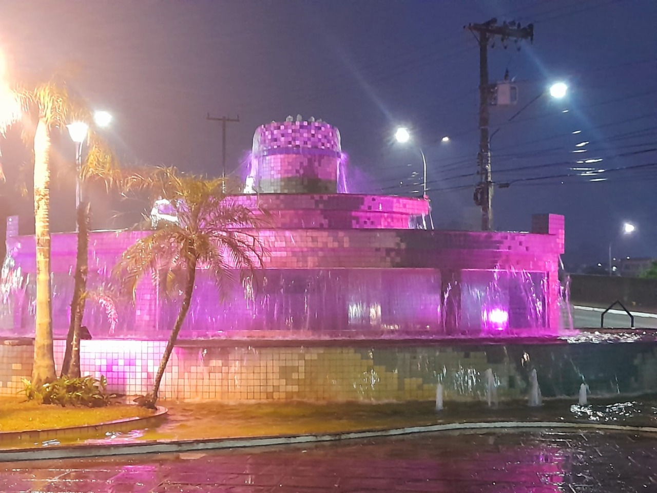 Outubro Rosa: Ponte Estaiada e chafariz recebem iluminação alusiva à prevenção ao câncer de mama