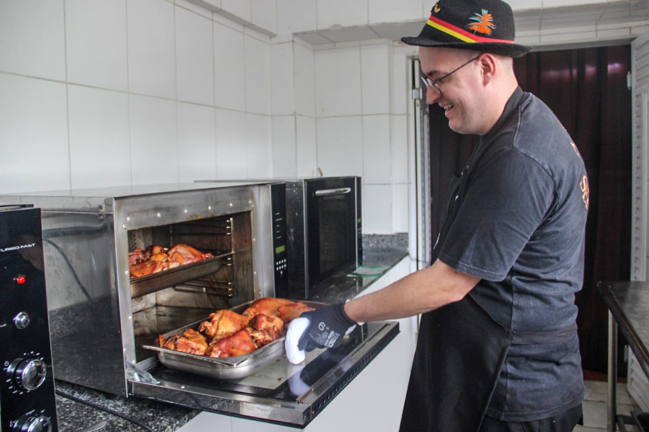 Conheça a rotina da cozinha da festa mais gostosa do Brasil