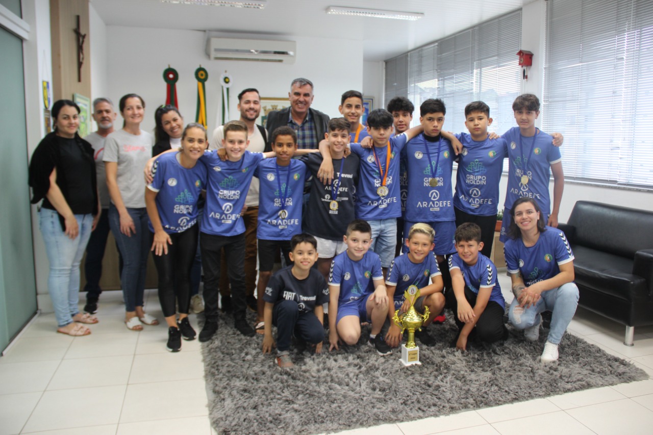 Atletas do projeto Handebol Brusque visitam prefeito interino Alessandro Simas