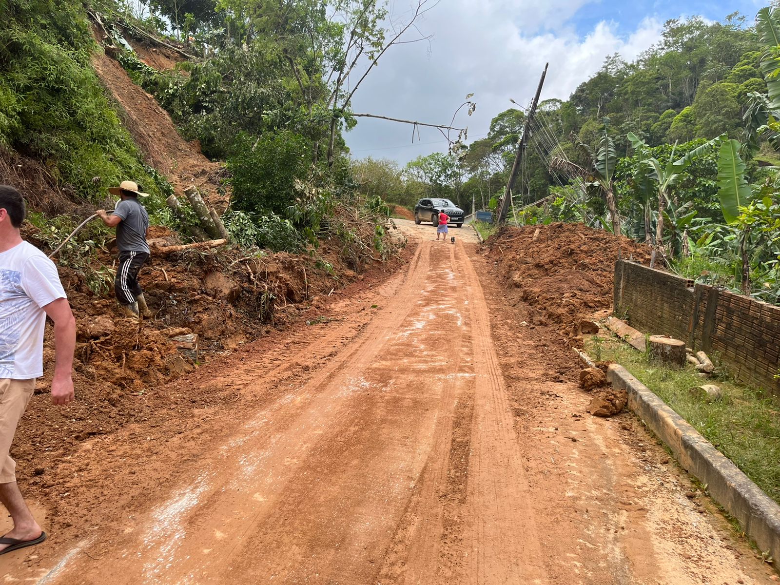 Prefeitura de Brusque libera acesso de via no bairro Zantão e monitora encosta do ribeirão Águas Claras após as chuvas dos últimos dias
