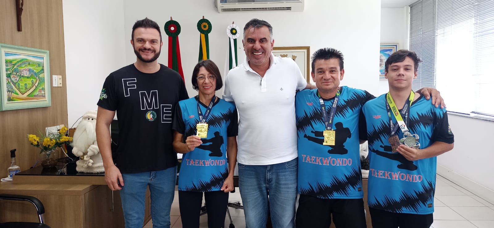 Atletas do Taekwondo, medalhistas da Copa do Brasil, visitam gabinete do Prefeito