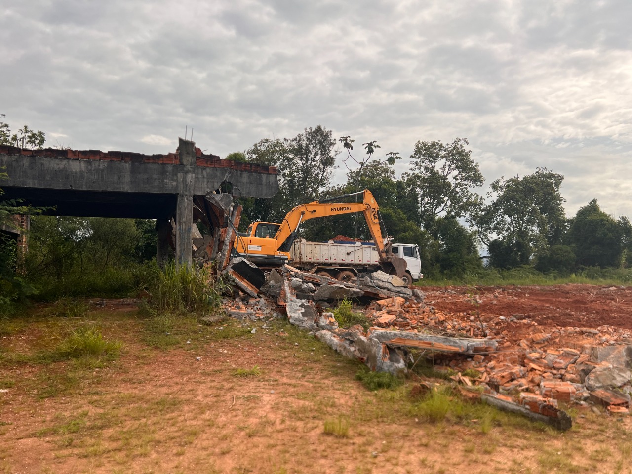 Obras inicia demolição das ruínas da estrutura do Observatório