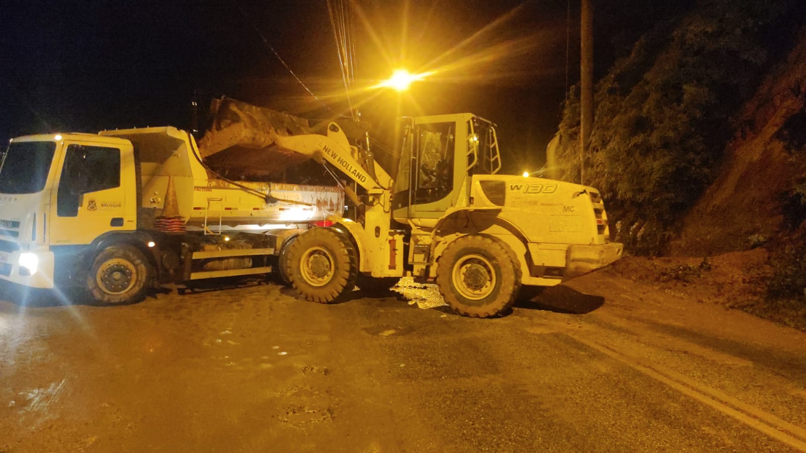 Secretaria de Obras atua em desobstrução de vias na noite de domingo, após as fortes chuvas