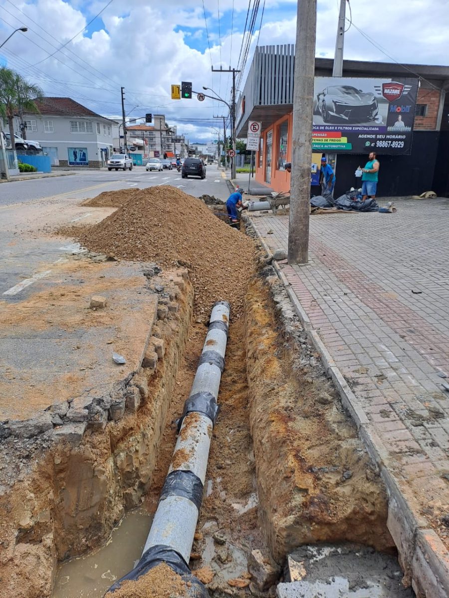 Conserto da rede pluvial na avenida Getúlio Vargas é realizado neste domingo