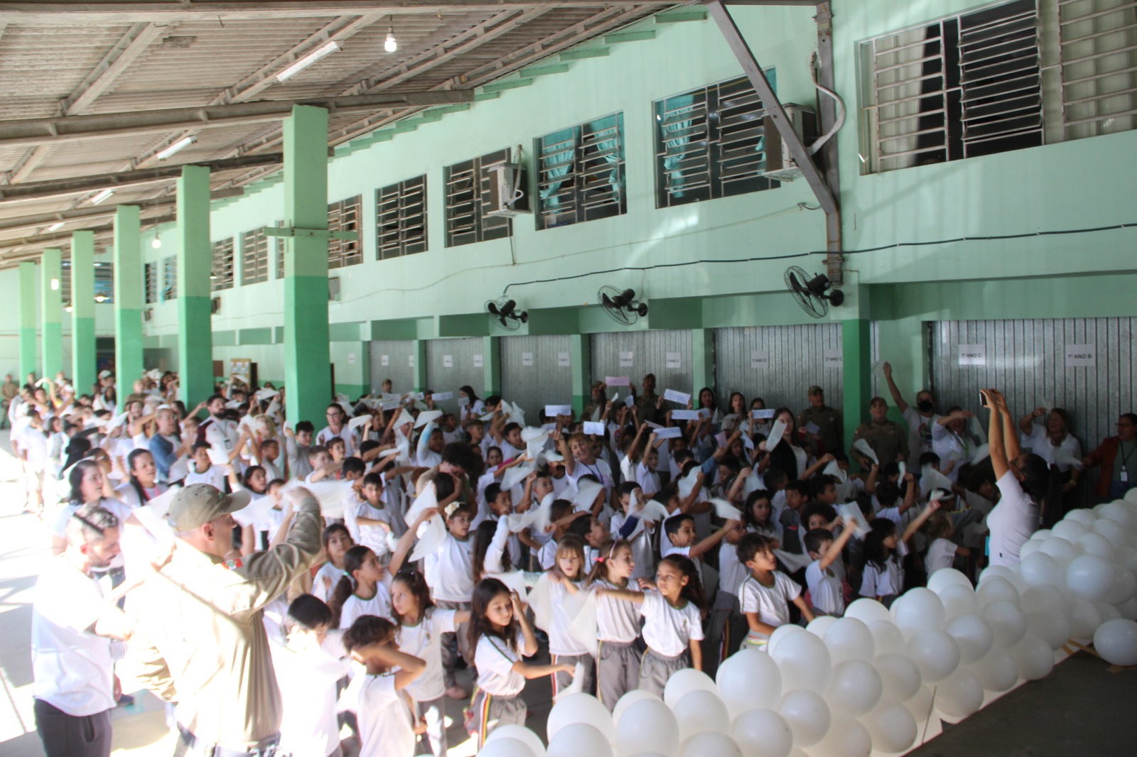 Homenagem à Polícia Militar marca evento de campanha “Abrace Sua Escola” na EEF Augusta Dutra